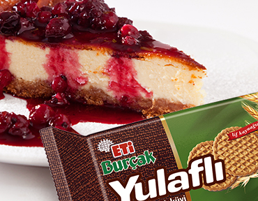 Raspberry Cheesecake with ETİ Burçak Oatmeal Biscuits