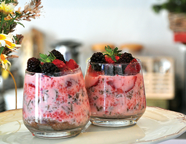 Strawberry Cup with ETİ Cocoa Biscuit